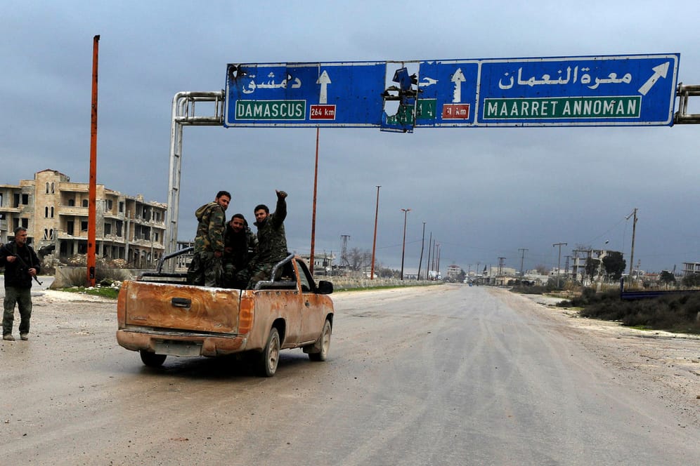 Syrische Soldaten auf einer Autobahn in Idlib: Die eroberste Autobahn M5 verbindert die Hauptstadt Damaskus mit der nordsyrischen Großstadt Aleppo. (Archivbild)