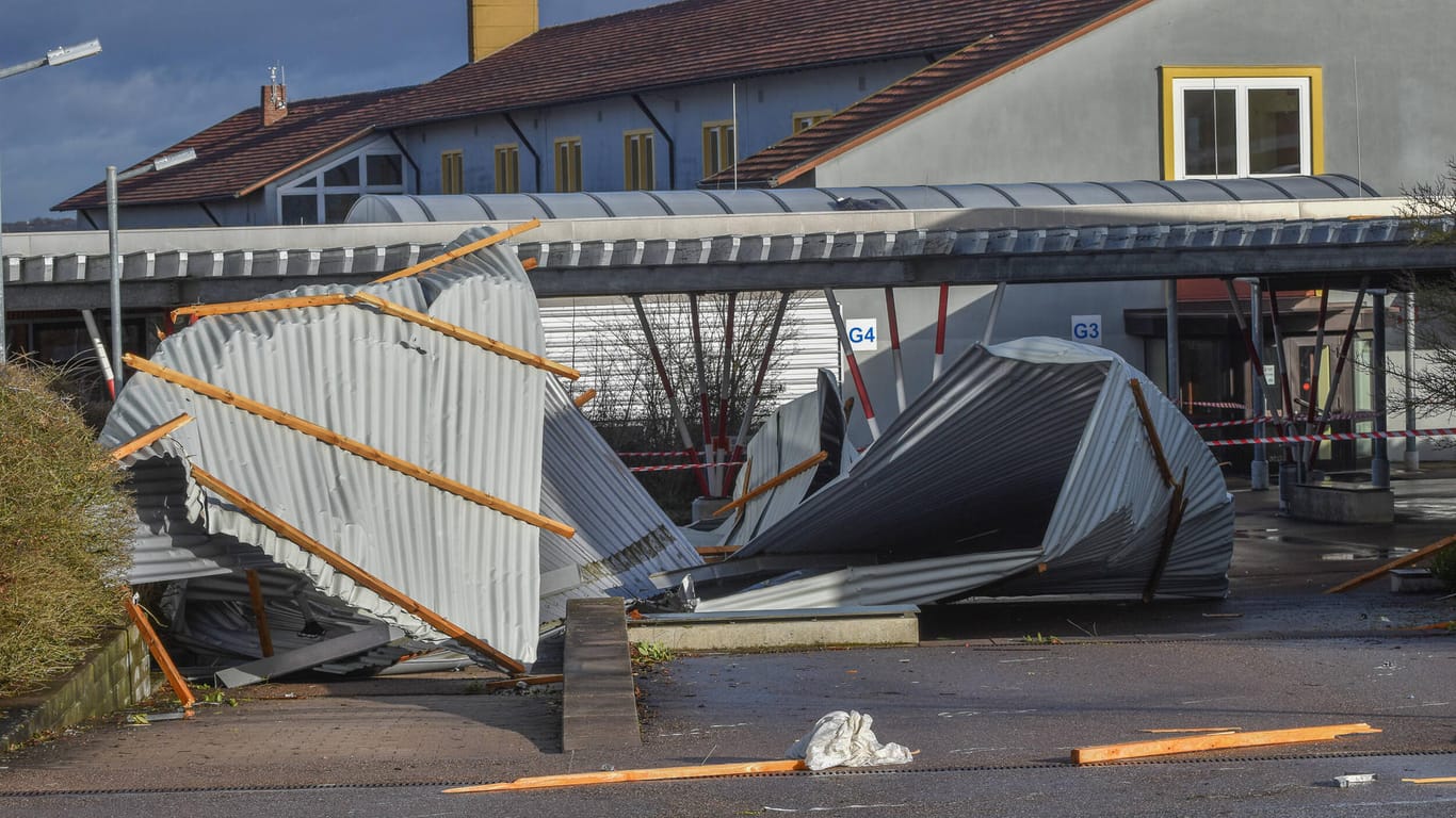 Chaos nach "Sabine": Das Dach einer Berufsschule in Schwäbisch Hall wurde durch den Sturm schwer beschädigt.