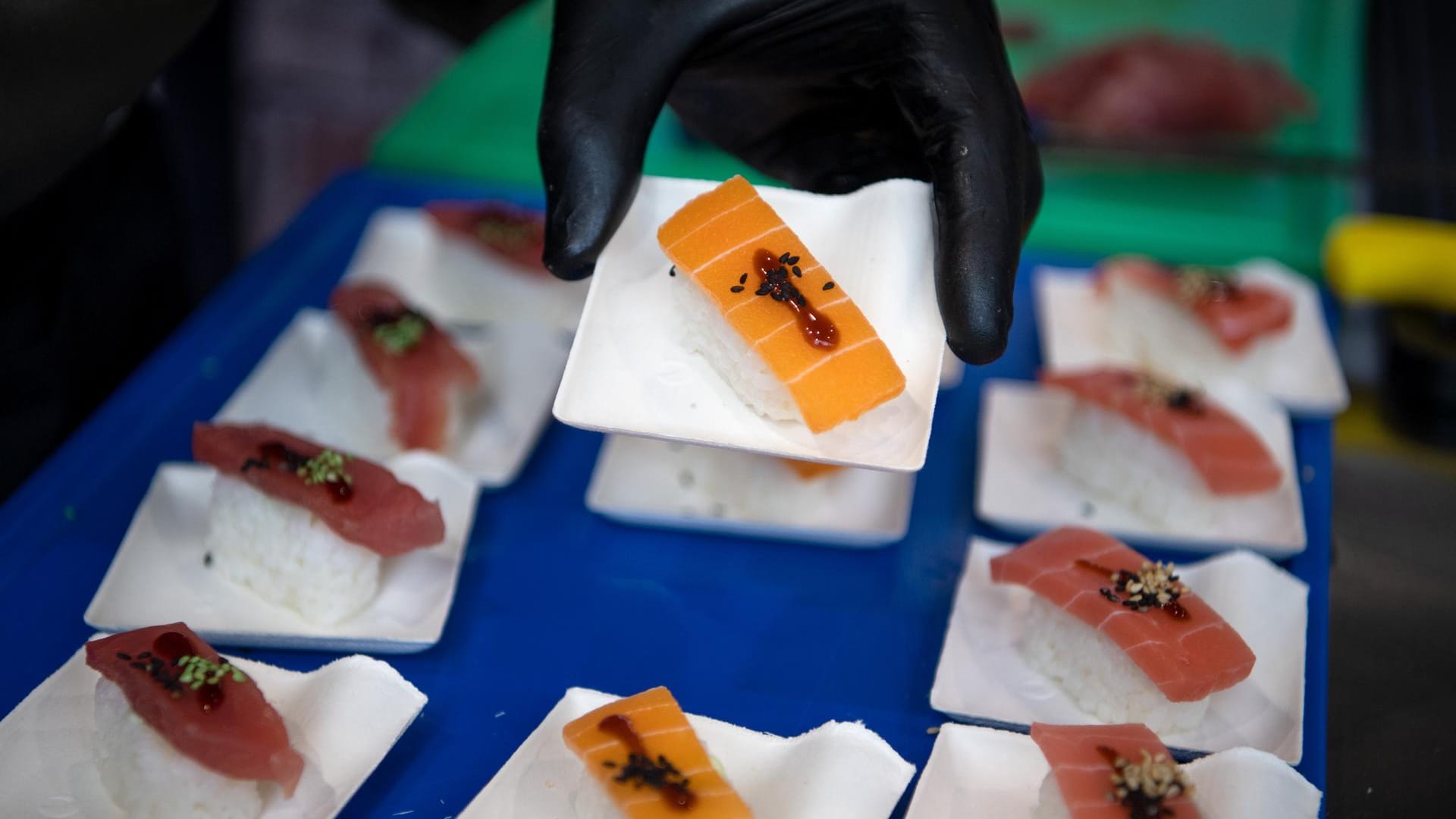 Veganes Sushi auf der Messe "Fish International" in Bremen: Statt Fisch bedeckt ein Imitat auf Pflanzenbasis den Reis.