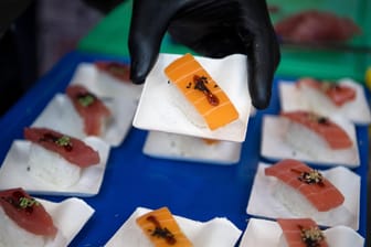 Veganes Sushi auf der Messe "Fish International" in Bremen: Statt Fisch bedeckt ein Imitat auf Pflanzenbasis den Reis.