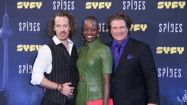 Falk Hentschel (l), Florence Kasumba und Francis Fulton-Smith bei derPremiere der Science-Fiction-Serie "Spides".