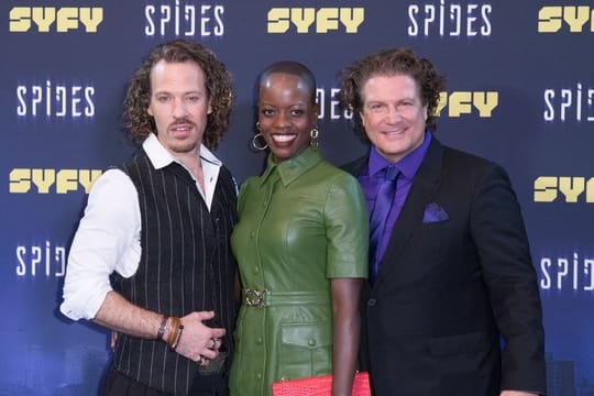 Falk Hentschel (l), Florence Kasumba und Francis Fulton-Smith bei derPremiere der Science-Fiction-Serie "Spides".