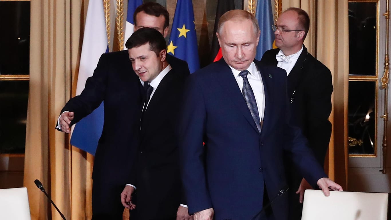 Wolodymyr Selenskyj und Wladimir Putin bei Emmanuel Macron im Pariser Schloss Elysee: Die Vermittlung in dem Konflikt läuft schon lange. (Archivbild)