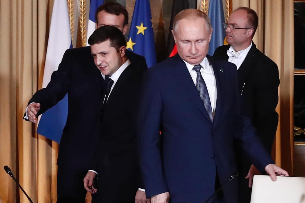 Wolodymyr Selenskyj und Wladimir Putin bei Emmanuel Macron im Pariser Schloss Elysee: Die Vermittlung in dem Konflikt läuft schon lange. (Archivbild)