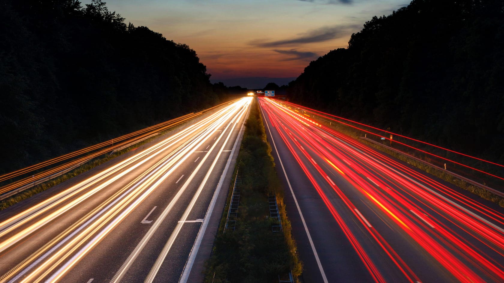 Ein Abschnitt einer Autobahn: Wegen eines Böschungsrutsches muss ein Teil der A7 gesperrt werden. Ein Abschnitt einer Autobahn: Wegen eines Böschungsrutsches muss ein Teil der A7 gesperrt werden.