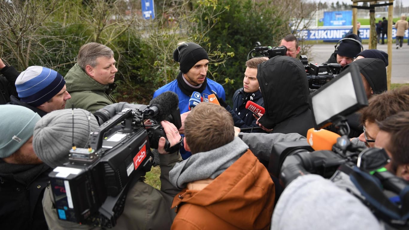 Belagerungszustand: Hertha-Profi Marko Grujic wird von den zahlreich anwesenden Medienvertretern zum Klinsmann-Aus befragt.