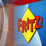 Fritz!-Logo an einem Messe-Stand: Einige Fritzboxen erhalten bald keine Updates mehr