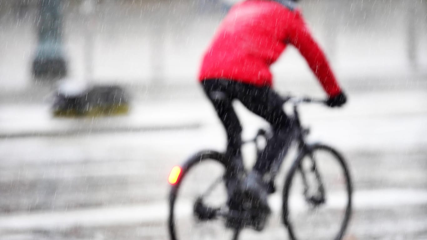 Ein Fahrradfahrer: Gerade bei Regen lassen viele das Fahrrad stehen.