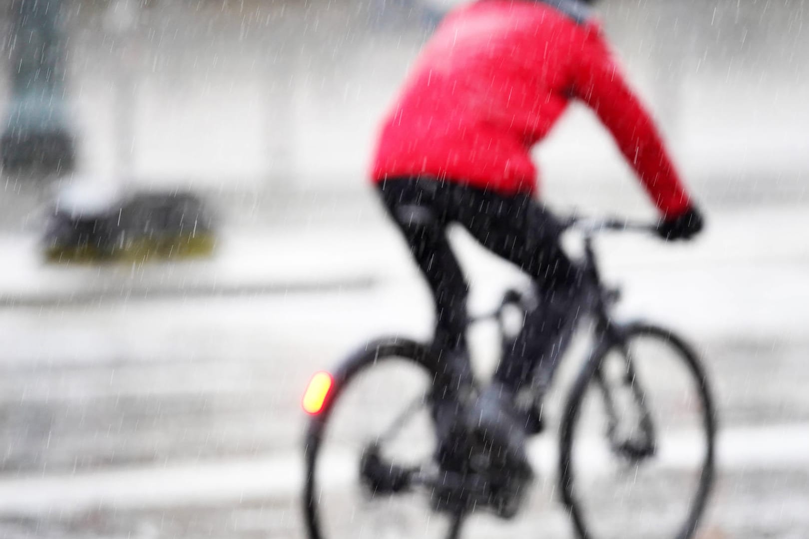 Ein Fahrradfahrer: Gerade bei Regen lassen viele das Fahrrad stehen.