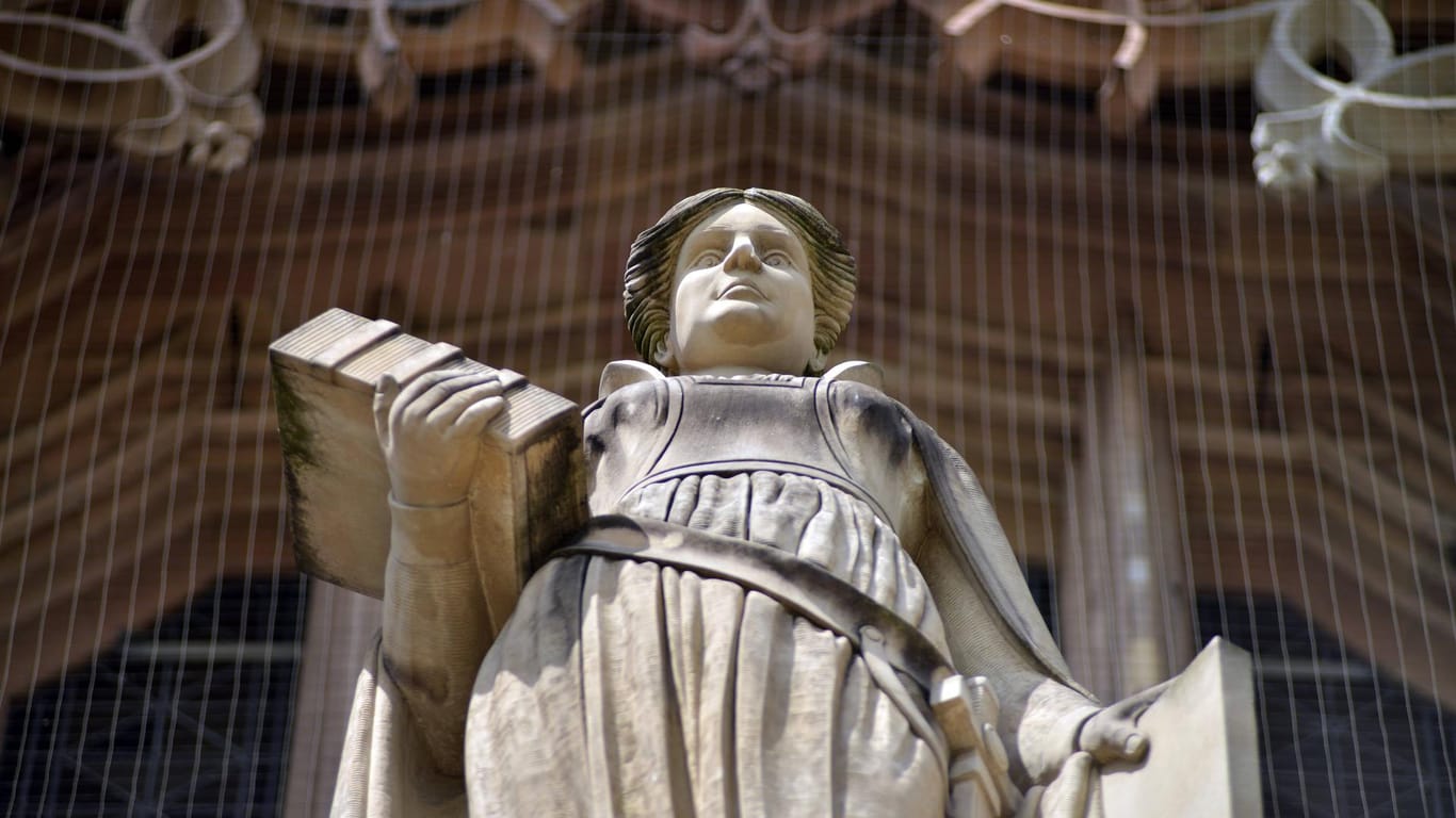 Eine Statue der Gerechtigkeitsgöttin Justitia: Auch die Tochter des Opfers soll an der Tat beteiligt gewesen sein. (Symbolbild)