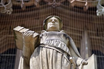 Eine Statue der Gerechtigkeitsgöttin Justitia: Auch die Tochter des Opfers soll an der Tat beteiligt gewesen sein. (Symbolbild)