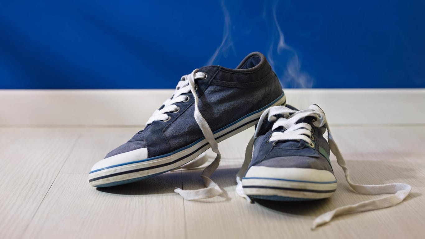 Stinkende Schuhe: Der Lifehack der Woche zeigt, mit welchen einfachen Hausmitteln Sie ganz einfach die üblen Gerüche bekämpfen.