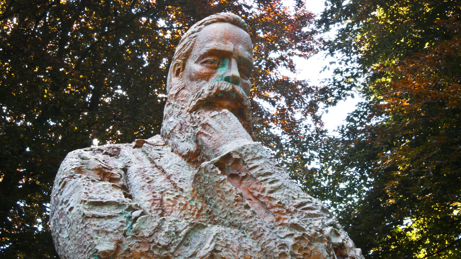 Eine von China gespendete Statue von Friedrich Engels steht vor dem Engels-Haus in Wuppertal: Die Stadt feiert den 200. Geburtstag von Engels mit einem großen Programm.