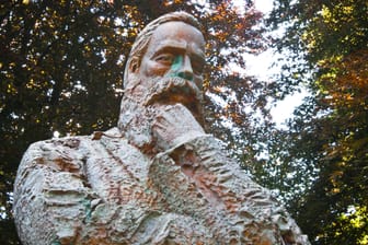 Eine von China gespendete Statue von Friedrich Engels steht vor dem Engels-Haus in Wuppertal: Die Stadt feiert den 200. Geburtstag von Engels mit einem großen Programm.
