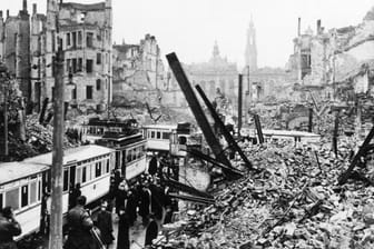 Dresden nach den alliierten Luftangriffen vom Februar 1945 (undatierte Aufnahme): Tausende Tonnen von Bomben haben große Teile der Stadt zerstört.