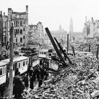 Dresden nach den alliierten Luftangriffen vom Februar 1945 (undatierte Aufnahme): Tausende Tonnen von Bomben haben große Teile der Stadt zerstört.