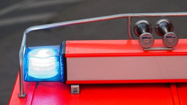 Löschfahrzeug der Feuerwehr: Personen waren bei dem Brand in einem Schulzentrum in Wesseling wohl nicht in Gefahr. (Symbolfoto) Löschfahrzeug der Feuerwehr: Personen waren bei dem Brand in einem Schulzentrum in Wesseling wohl nicht in Gefahr. (Symbolfoto)