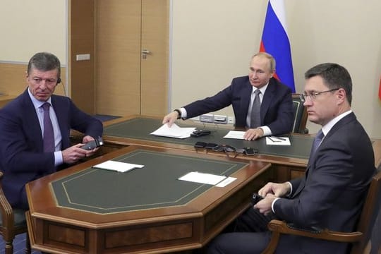 Der Putin-Vertraute Dmitri Kosak (l) ist jetzt hauptamtlich und dauerhaft für die Ukraine zuständig.