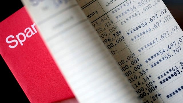 Für Geld auf dem Sparbuch bekommen Bankkunden kaum noch Zinsen. Für Geld auf dem Sparbuch bekommen Bankkunden kaum noch Zinsen.