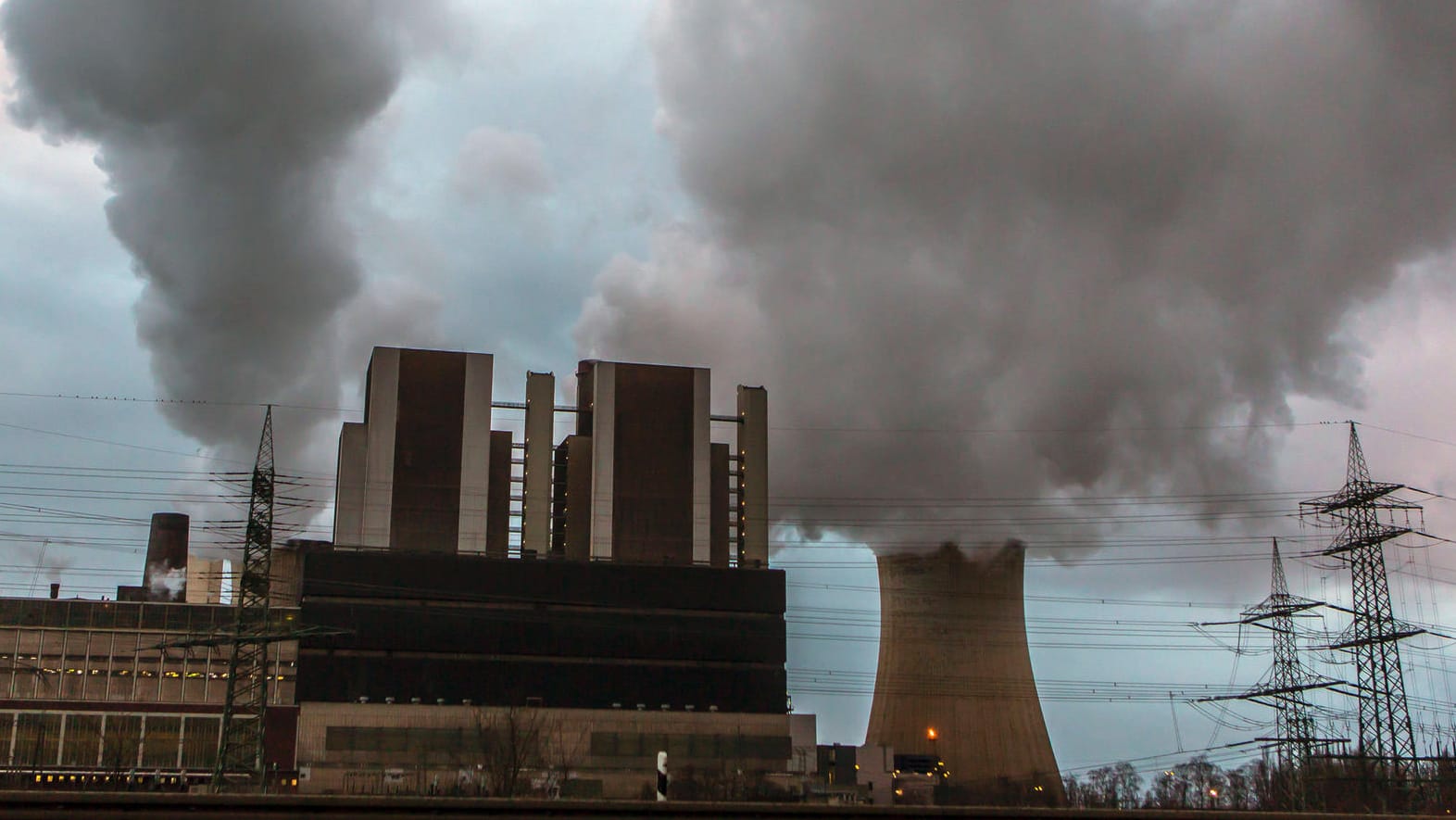 Braunkohle-Kraftwerk Weisweiler der RWE Power AG in Eschweiler: Die EU schaffte 2019 eine Senkung ihrer CO2-Emissionen um 160 Millionen Tonnen. (Symbolfoto) Braunkohle-Kraftwerk Weisweiler der RWE Power AG in Eschweiler: Die EU schaffte 2019 eine Senkung ihrer CO2-Emissionen um 160 Millionen Tonnen. (Symbolfoto)