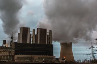 Braunkohle-Kraftwerk Weisweiler der RWE Power AG in Eschweiler: Die EU schaffte 2019 eine Senkung ihrer CO2-Emissionen um 160 Millionen Tonnen. (Symbolfoto)