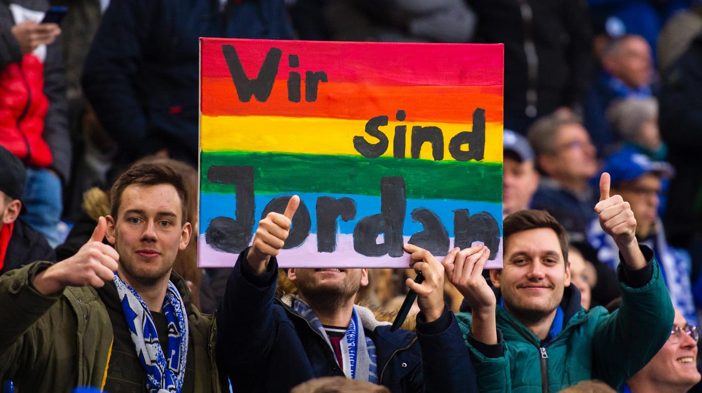 Schalke-Fans solidarisieren sich im Heimspiel gegen den SC Paderborn mit Herthas Jordan Torunarigha.