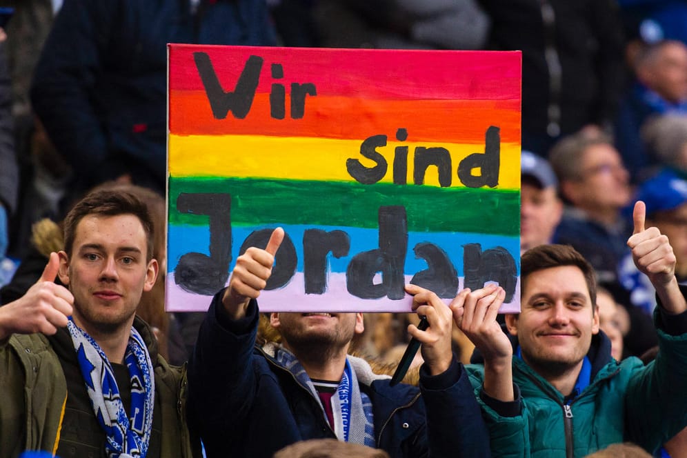 Schalke-Fans solidarisieren sich im Heimspiel gegen den SC Paderborn mit Herthas Jordan Torunarigha.