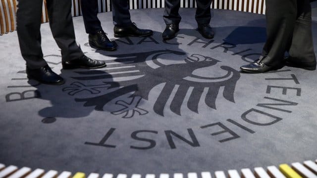 Der BND soll zusammen mit der CIA auch befreundete Länder abgehört haben. Der BND soll zusammen mit der CIA auch befreundete Länder abgehört haben.