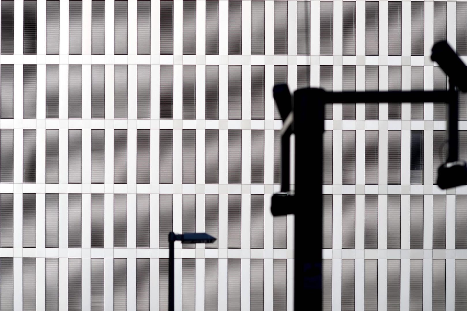 Überwachungskameras vor der BND-Zentrale in Berlin: Die Zusammenarbeit mit der CIA soll 1993 beendet worden sein. (Symbolfoto)