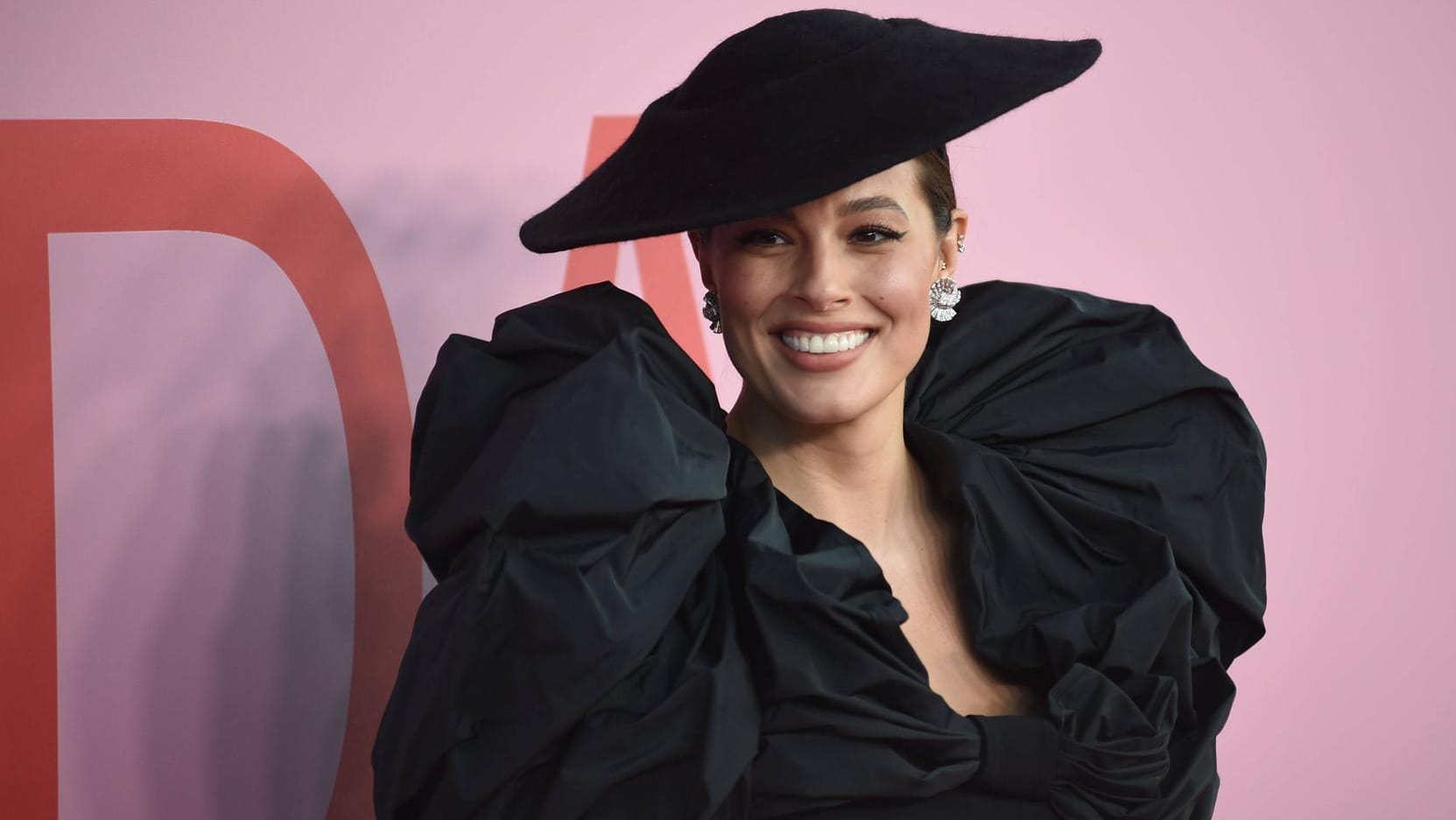 Ashley Graham: Die frischgebackene Mutter macht anderen Müttern Mut, offen mit den Spuren der Geburt umzugehen.