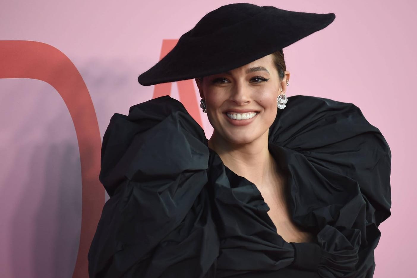 Ashley Graham: Die frischgebackene Mutter macht anderen Müttern Mut, offen mit den Spuren der Geburt umzugehen.