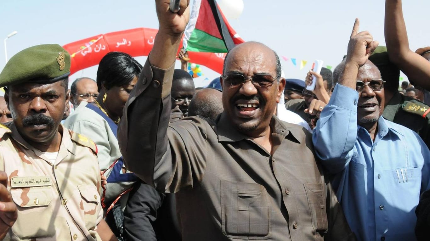 Sudans damaliger Staatschef Omar al-Baschir (M.) im Jahr 2009: Ihm werden Kriegsverbrechen und Verbrechen gegen die Menschlichkeit zur Last gelegt.