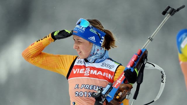 Franziska Preuß trainiert am Schießstand in Antholz.