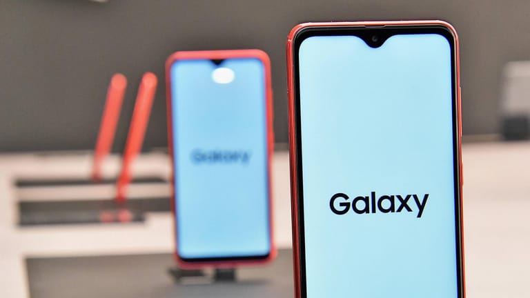 Ein Galaxy-Smartphone in einem Laden: Samsung stellt die neueste Generation seiner Flaggschiffe in San Francisco vor.