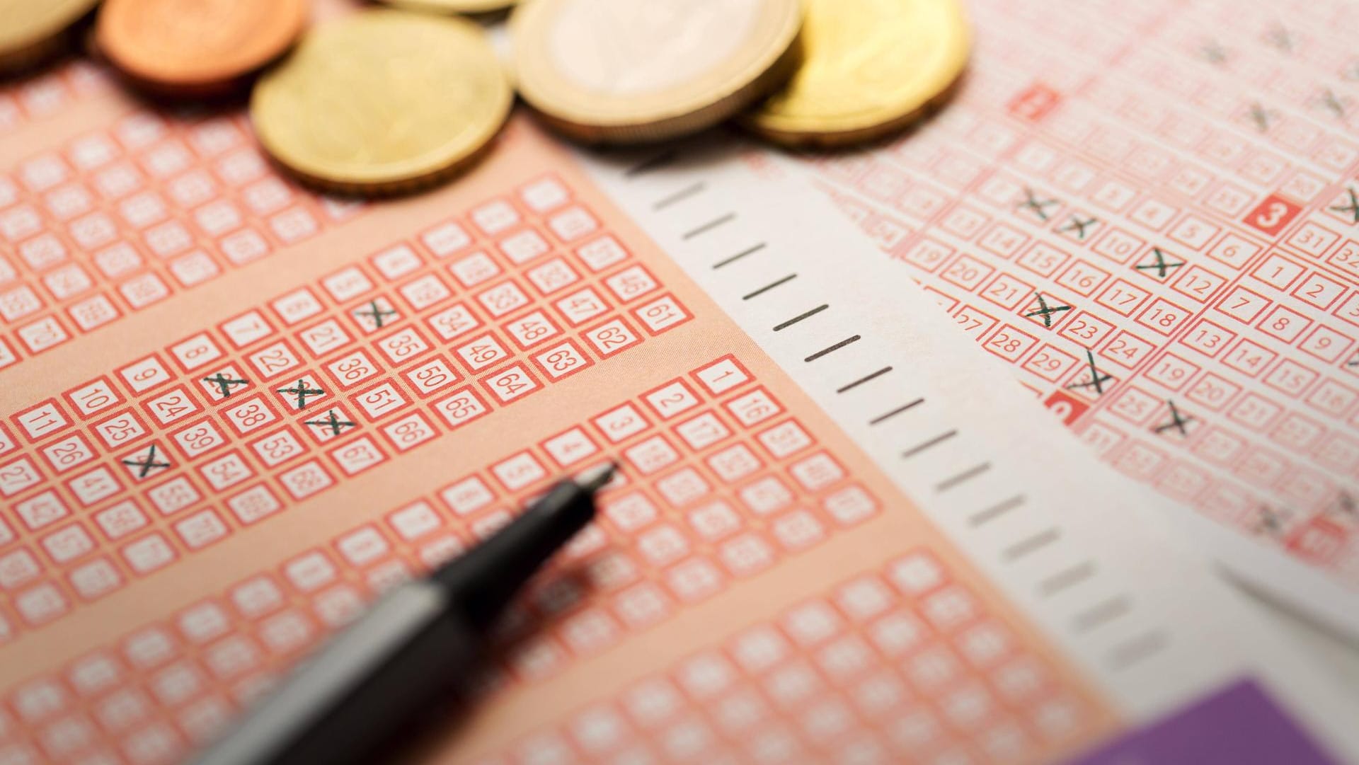 Lottozahlen richtig tippen?: Das gelang 27 Menschen aus Nordrhein-Westfalen 2018. Insgesamt gab es in diesem Jahr 152 Lotto-Millionäre in Deutschland. Lottozahlen richtig tippen?: Das gelang 27 Menschen aus Nordrhein-Westfalen 2018. Insgesamt gab es in diesem Jahr 152 Lotto-Millionäre in Deutschland.