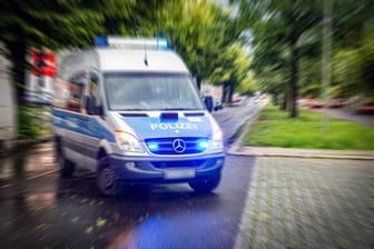 Einsatzwagen der Polizei: In Schöneberg beobachteten Beamte einen Drogendeal.