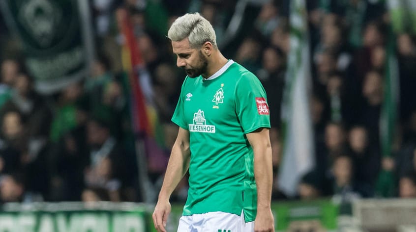 Symbolisch für die bisherige Werder-Saison: Sturm-Oldie Claudio Pizarro mit gesenktem Kopf und hängenden Schultern.