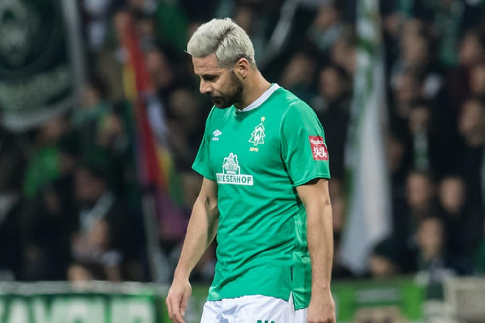 Symbolisch für die bisherige Werder-Saison: Sturm-Oldie Claudio Pizarro mit gesenktem Kopf und hängenden Schultern.