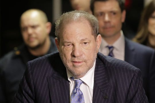 Harvey Weinstein verlässt das Gericht.