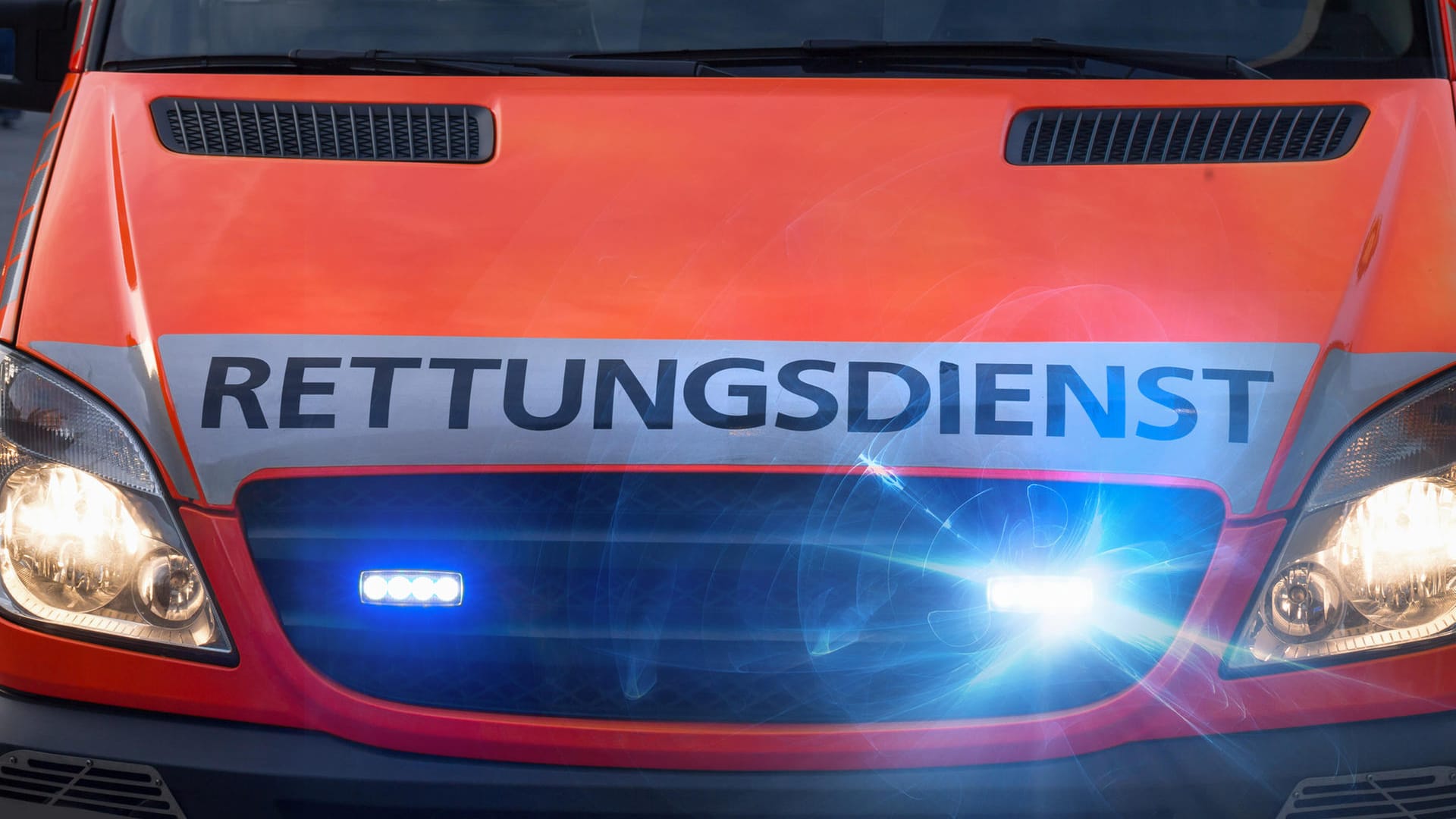 Ein Rettungswagen im Einsatz: Die Seniorin starb nach dem Unfall im Krankenhaus. (Symbolfoto) Ein Rettungswagen im Einsatz: Die Seniorin starb nach dem Unfall im Krankenhaus. (Symbolfoto)