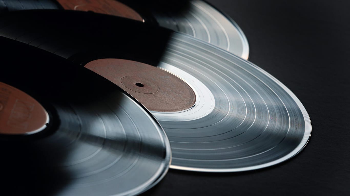 Ein Stapel Schallplatten: Mit den Tonträgern wird wieder richtig Geld verdient – in den USA allein 383 Millionen Euro im Jahr. (Symbolbild)