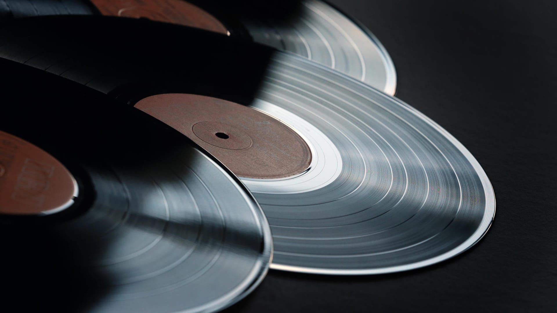 Ein Stapel Schallplatten: Mit den Tonträgern wird wieder richtig Geld verdient – in den USA allein 383 Millionen Euro im Jahr. (Symbolbild) Ein Stapel Schallplatten: Mit den Tonträgern wird wieder richtig Geld verdient – in den USA allein 383 Millionen Euro im Jahr. (Symbolbild)