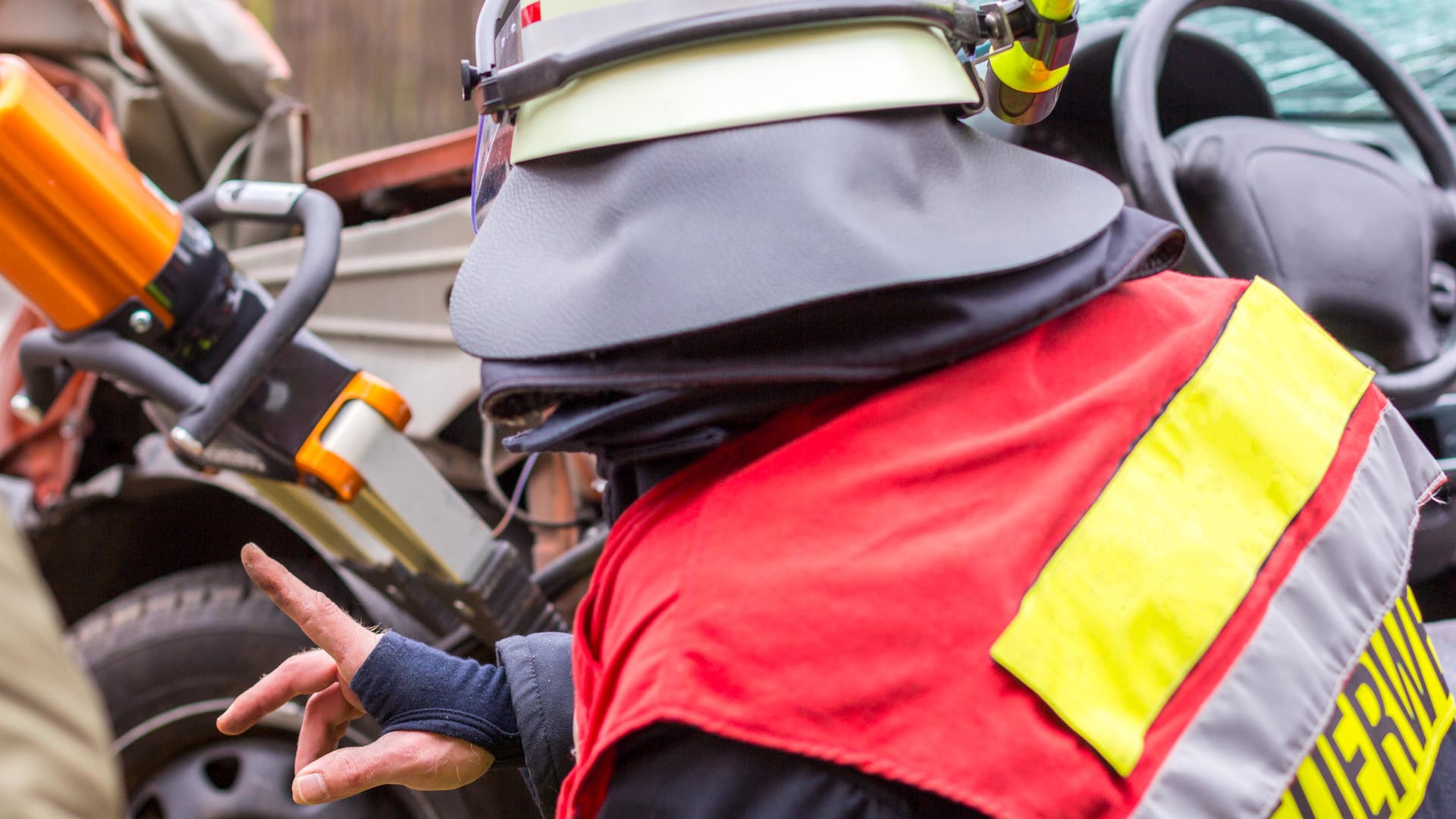 Feuerwehrmänner arbeiten an einem Beschädigten Fahrzeug: Der verletzte Fahrer musste aus seinem Wagen befreit werden. (Symbolbild) Feuerwehrmänner arbeiten an einem Beschädigten Fahrzeug: Der verletzte Fahrer musste aus seinem Wagen befreit werden. (Symbolbild)