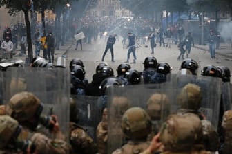 Libanesische Polizisten feuern mit Tränengas auf Demonstranten: Die schlimmste Wirtschaftskrise seit 1990 hat in dem Land Massenproteste ausgelöst.
