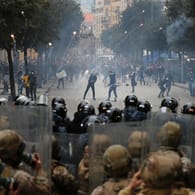Libanesische Polizisten feuern mit Tränengas auf Demonstranten: Die schlimmste Wirtschaftskrise seit 1990 hat in dem Land Massenproteste ausgelöst.