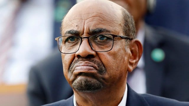 Omar al-Baschir hatte den Sudan rund 30 Jahre lang mit harter Hand regiert. Omar al-Baschir hatte den Sudan rund 30 Jahre lang mit harter Hand regiert.