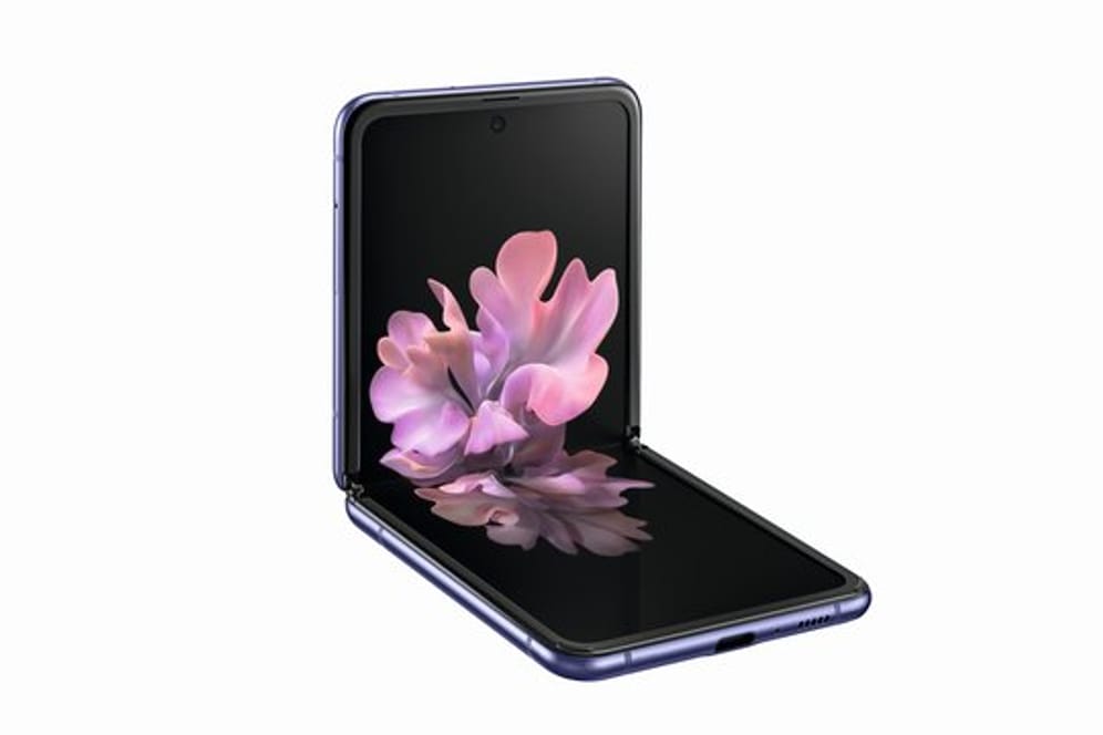 Samsungs Falt-Smartphone Galaxy Z Flip lässt sich auch nur halb aufklappen.