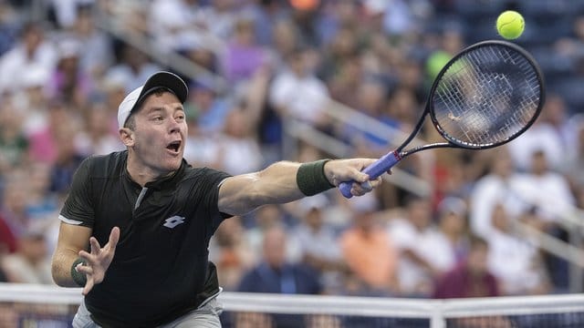 Dominik Koepfer gewinnt Erstrunden-Spiel gegen Brayden Schnur. Dominik Koepfer gewinnt Erstrunden-Spiel gegen Brayden Schnur.