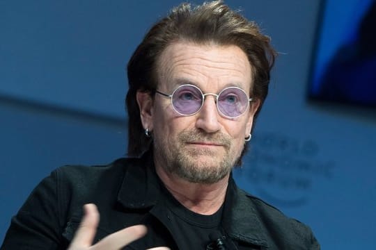 Musiker Bono fordert mehr Engagement für bessere Bildung für Mädchen.