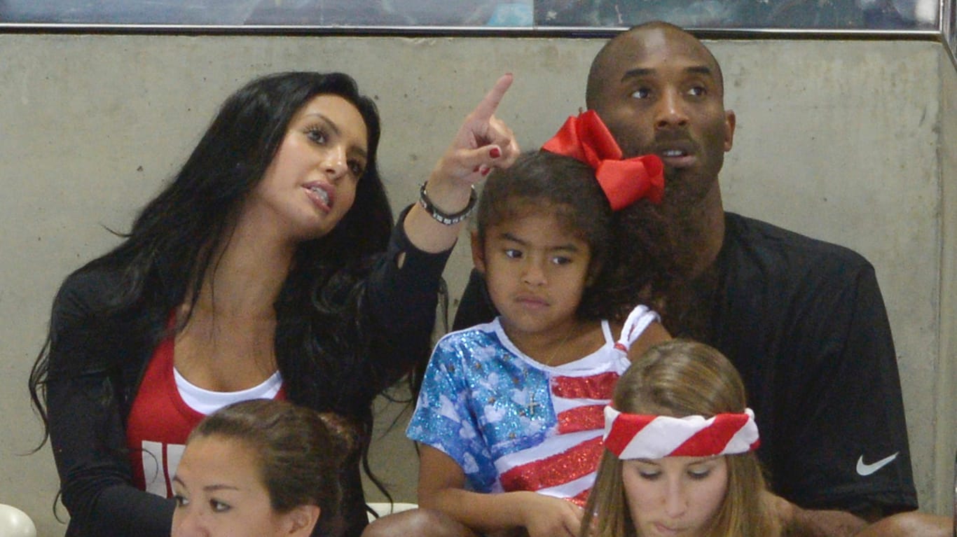 Kobe Bryant mit seiner Frau Vanessa und Tochter Gianna (Archivbild): Die Todesurkunde des Ex-Basketballstars ist aufgetaucht.